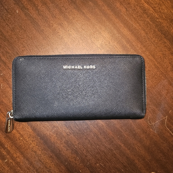 Michael Kors Wallet in black zippy wallet - Picture 2 of 9